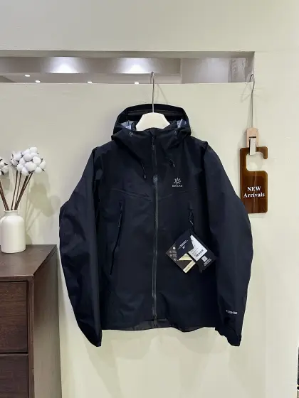 🔻 KAILAS|凯乐🪨博格达三合一冲锋衣 产品配色:矿钴粉色、风铃紫、鹅黄色、镐羽灰 编码:000580C 三合一可拆卸羽绒内胆 防风防水透气保温 五色可选!面料采用与100D Gore-Tex Pro同级防护科技,人性化剪裁设计 立体剪裁在肩部、肘部预留充足活动空间,背负重包时也不会束缚动作.风帽后侧设有抽绳调节系统,暴雨时收紧可防止雨水糊脸;袖口采用钩环固定,大幅活动时不易移位. 透气与轻量平衡 腋下双拉链设计能在运动时形成有效通风.整体重量控制得当,长途徒步不会造成负担. 可拆卸内胆:三合一设计最惊喜的是羽绒内胆 羽绒内胆特别轻便,保暖效果很好;可拆卸,很方便穿脱,拆掉羽绒内胆,就是一件风壳单冲,装上羽绒内胆,就可以去爬雪山啦! 细节体现专业度 • 多功能口袋布局合理,存取物品便捷 • 内衬接缝处理平整,避免摩擦不适 • 下摆可调节,加强防风防雨效果 适合登山、滑雪等高强度户外活动,尤其推荐给追求性价比的进阶爱好者.若经常在恶劣环境下活动,这件冲锋衣能提供可靠保护.